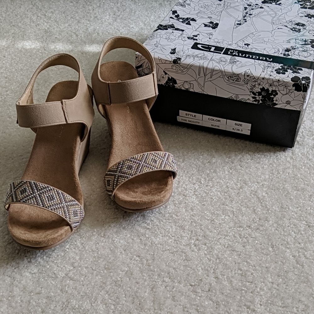 NWT CL Nude Wedges